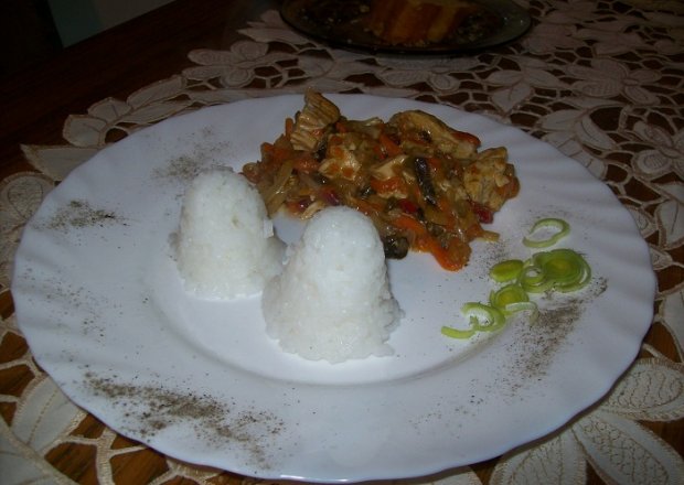 Fotografia przedstawiająca ryż z warzywami chinskimi