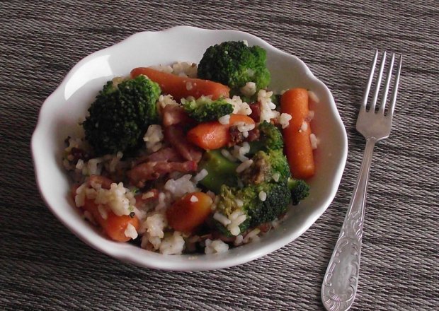 Fotografia przedstawiająca Ryż z warzywami i boczkiem