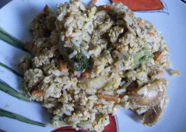Fotografia przedstawiająca Ryż z warzywami i jajkiem