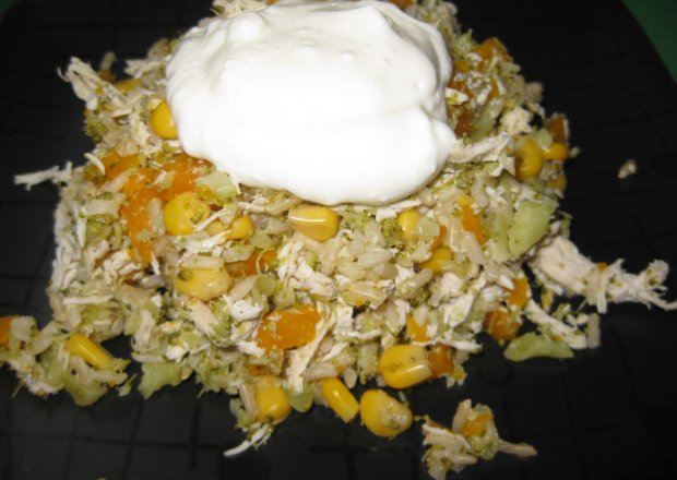 Fotografia przedstawiająca ryż z warzywami i jogurtem greckim