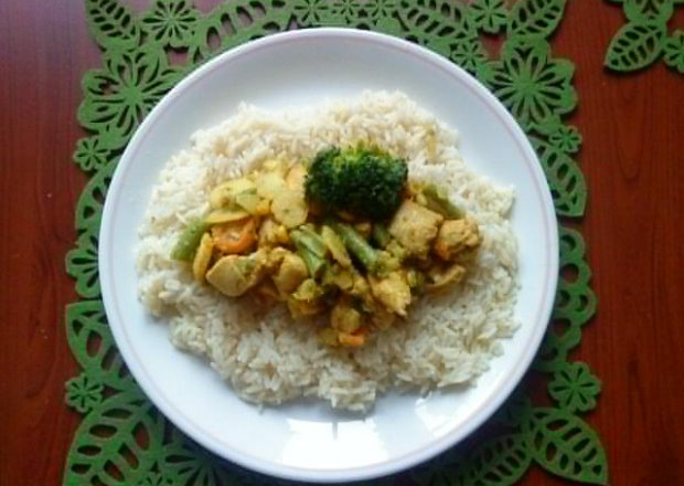 Fotografia przedstawiająca Ryż z warzywami i kurczakiem curry