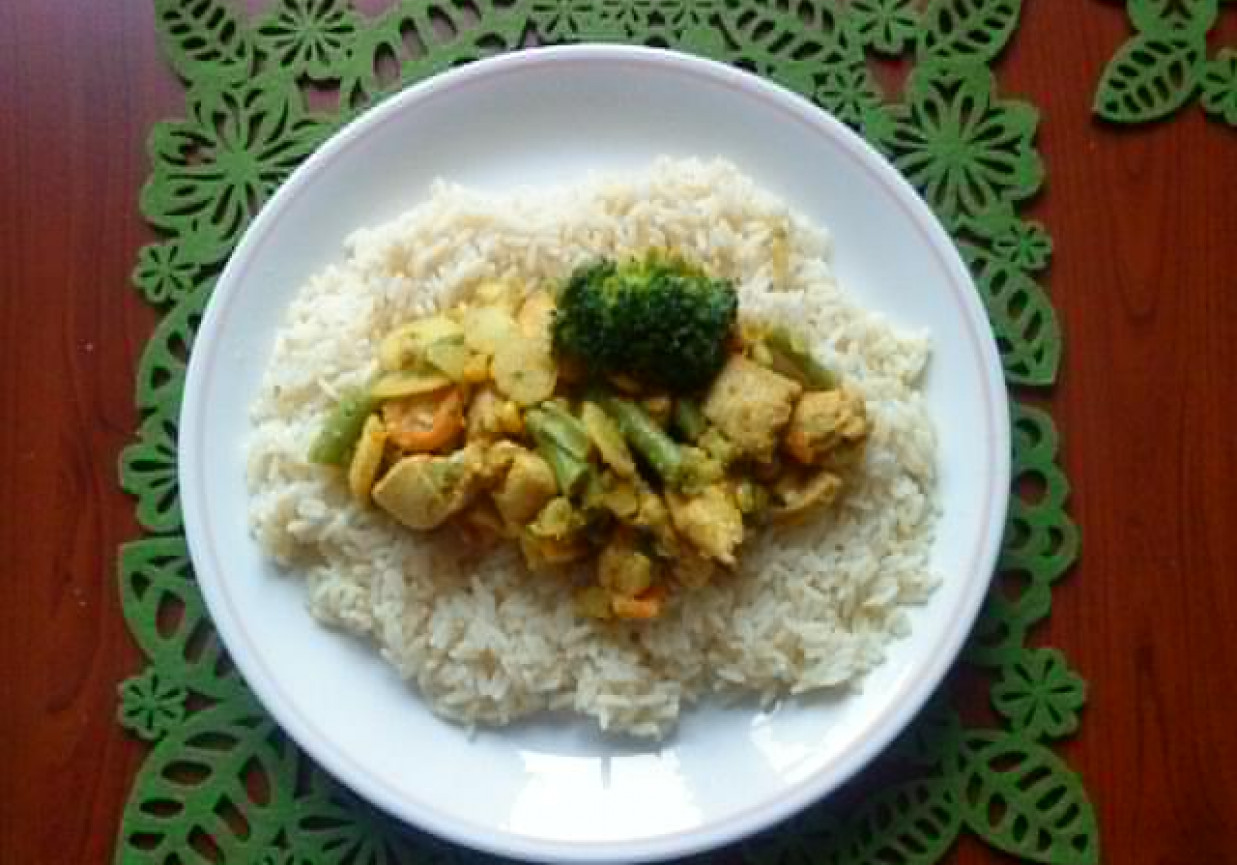 Ryż z warzywami i kurczakiem curry foto