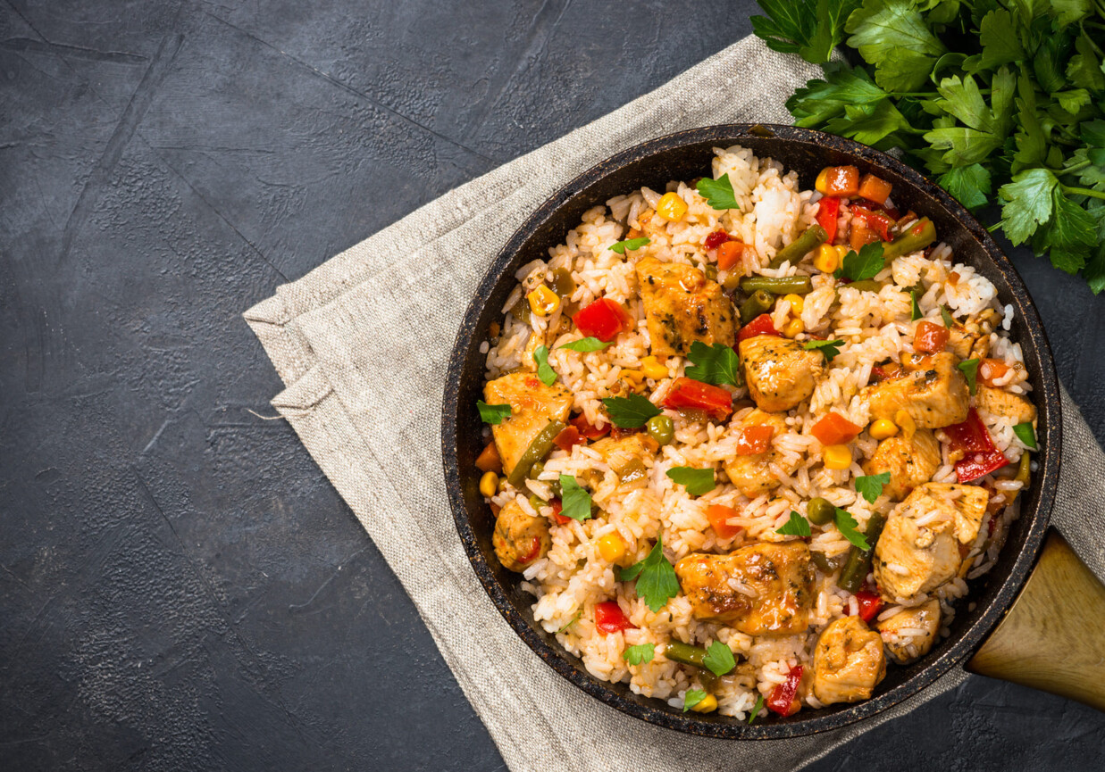 Ryż z warzywami i kurczakiem na ostro foto