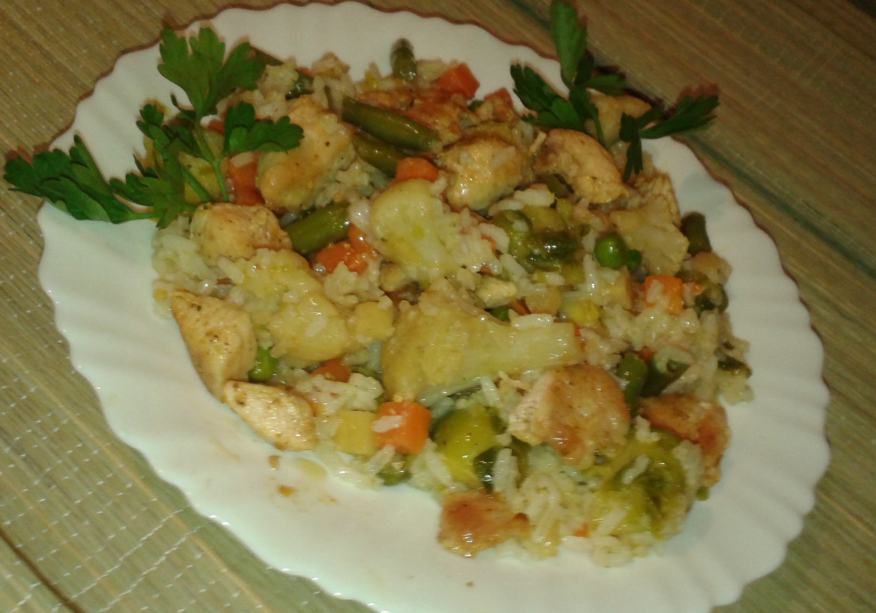 Ryż z warzywami i kurczakiem foto