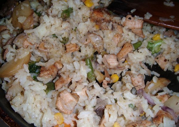Fotografia przedstawiająca Ryż z warzywami i kurczakiem