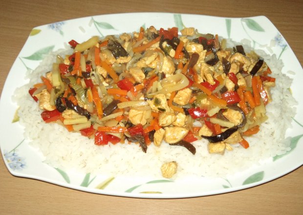 Fotografia przedstawiająca Ryż z warzywami i kurczakiem