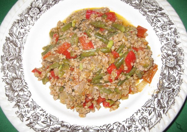 Fotografia przedstawiająca ryż z warzywami i mięsem mielonym