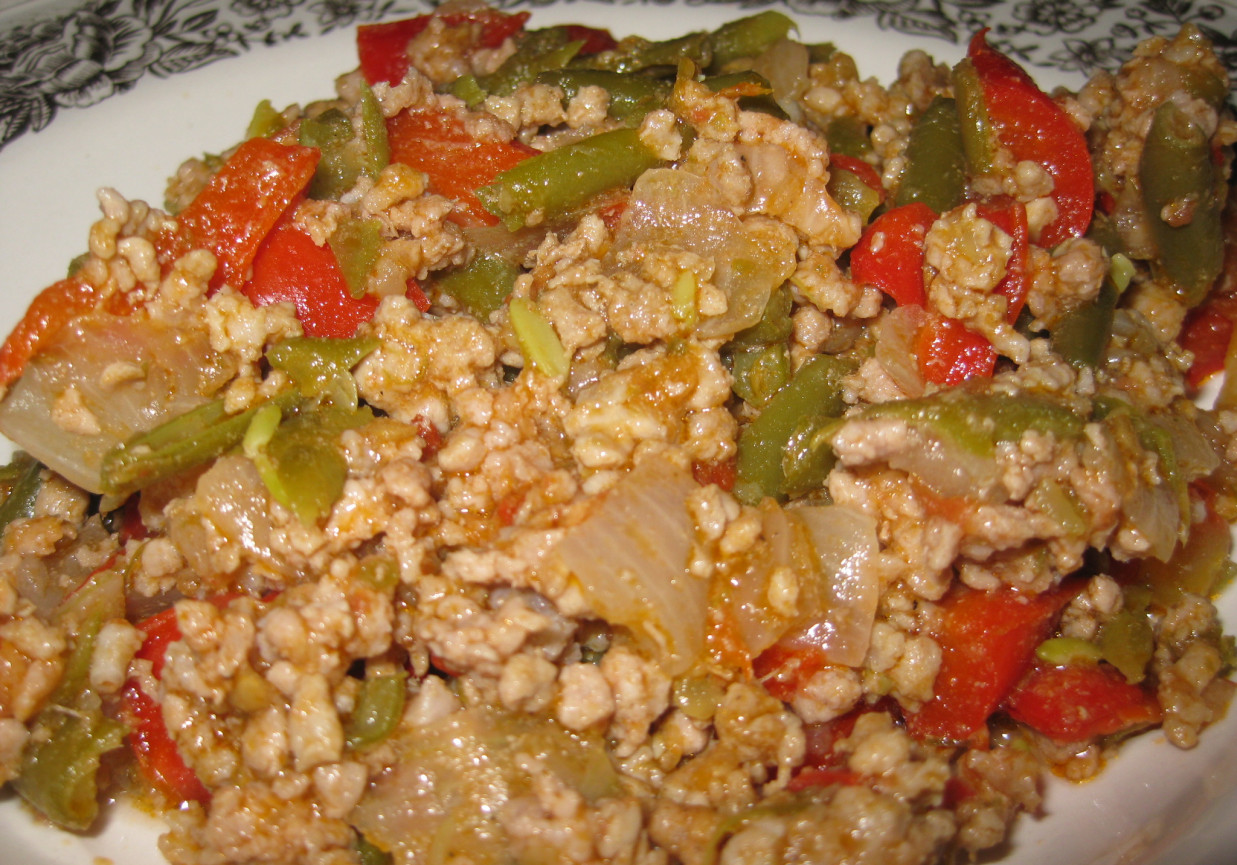 ryż z warzywami i mięsem mielonym foto