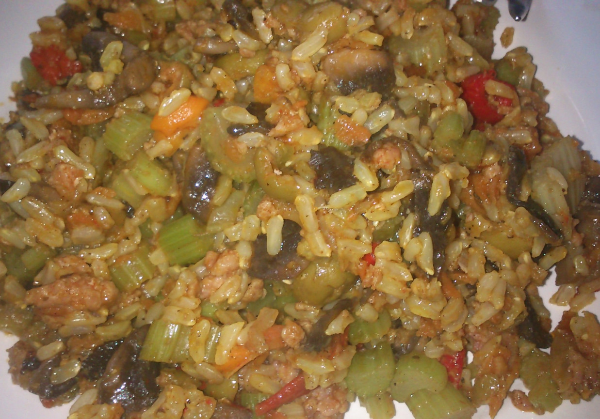 ryż z warzywami i pieczarkami foto