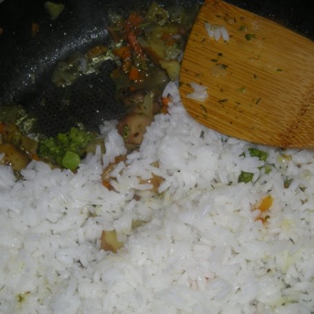 Krok 2 - ryż z warzywami i pieczarkami foto