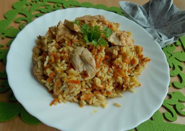 Fotografia przedstawiająca Ryż z warzywami i pieczonym kurczakiem