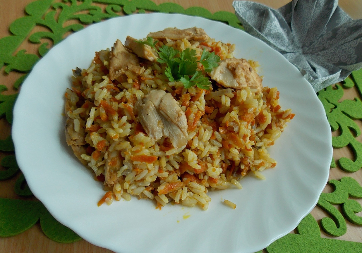 Ryż z warzywami i pieczonym kurczakiem foto