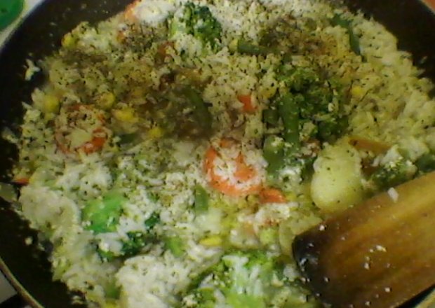 Fotografia przedstawiająca ryż z warzywami i rodzynkami