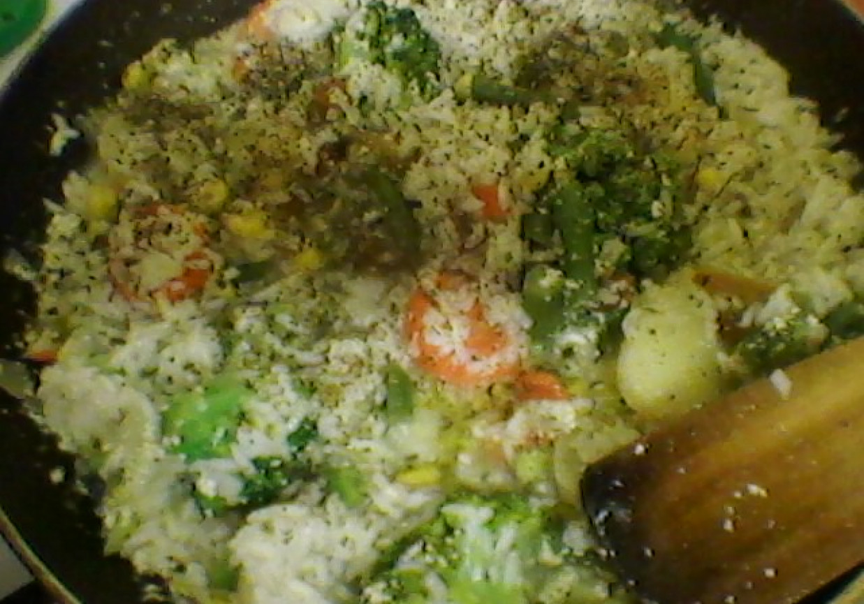 ryż z warzywami i rodzynkami foto