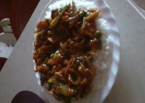 Fotografia przedstawiająca ryż z warzywami i sosem  chinskim