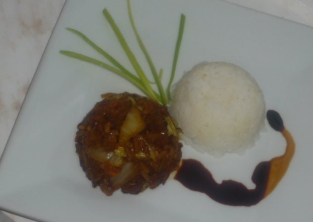 Fotografia przedstawiająca Ryż z warzywami i sosem sojowo-grzybowym