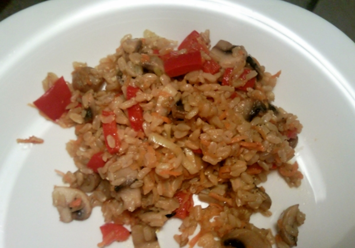 Ryż z warzywami i sosem sojowym foto