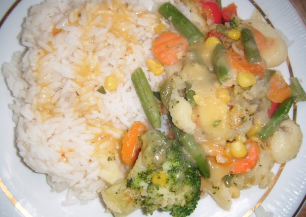 Fotografia przedstawiająca Ryż z warzywami i sosem winegret