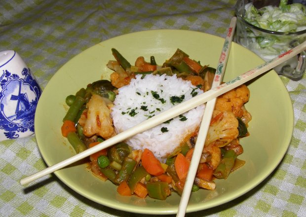 Fotografia przedstawiająca ryż z warzywami mrożonymi bukiet jarzyn wiosenny...