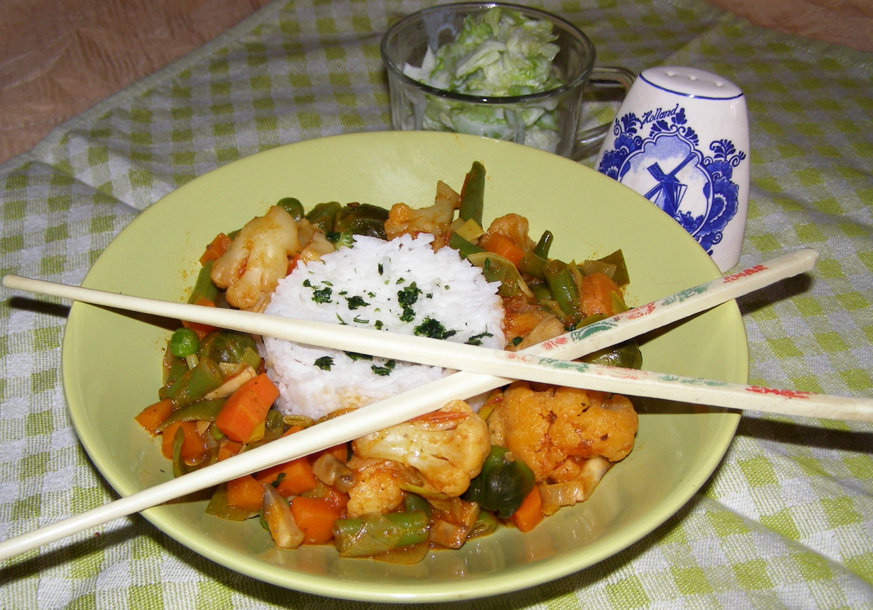 ryż z warzywami mrożonymi bukiet jarzyn wiosenny...  foto