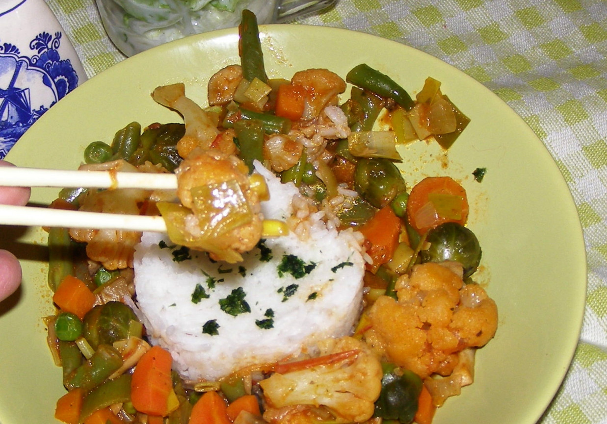 ryż z warzywami mrożonymi bukiet jarzyn wiosenny...  foto