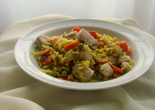 Fotografia przedstawiająca Ryż z warzywami oraz kurczakiem