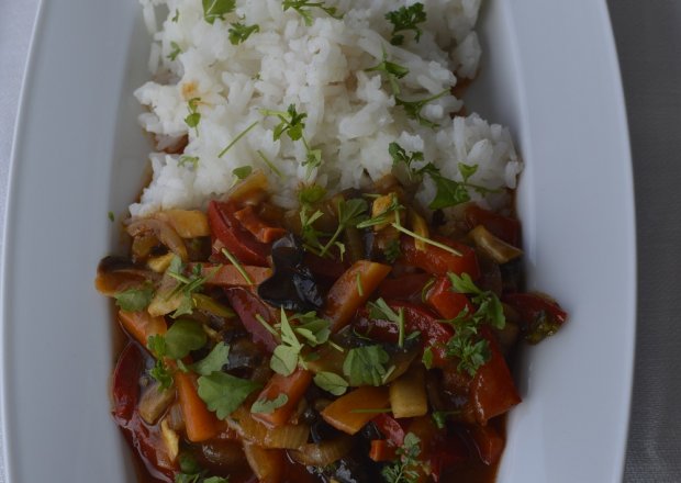 Fotografia przedstawiająca Ryż z warzywami po chińsku