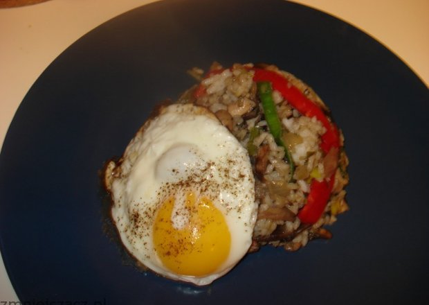 Fotografia przedstawiająca Ryż z warzywami podany z jajkiem sadzonym
