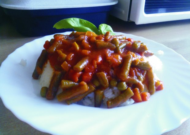 Fotografia przedstawiająca Ryż z warzywami w sosie pomidorowym.