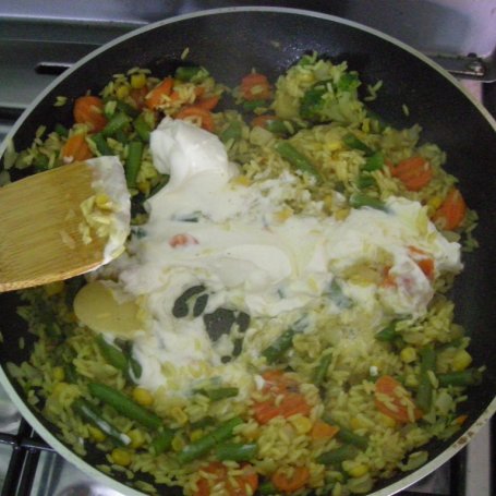 Krok 3 - ryż z warzywami w sosie śmietanowo-kminkowym foto