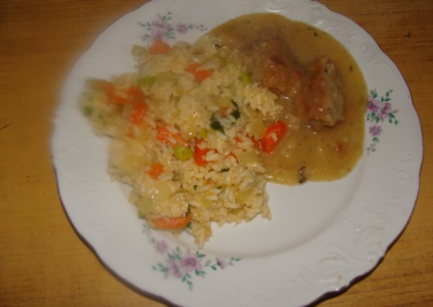 Fotografia przedstawiająca Ryż z warzywami z sosem ciemnym