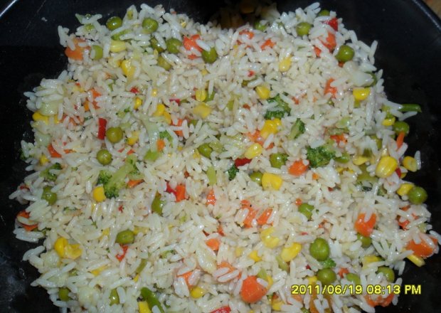 Fotografia przedstawiająca Ryż z warzywami - zdrowy i niskokaloryczny