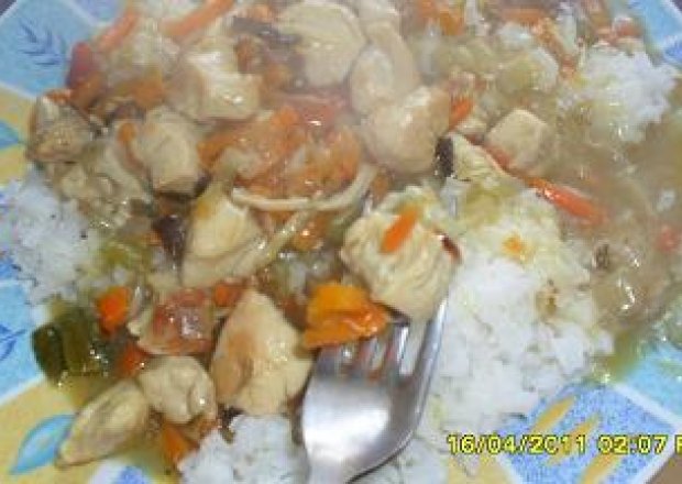 Fotografia przedstawiająca ryż z warzywami.