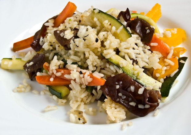 Fotografia przedstawiająca Ryż z warzywami i grzybami mun