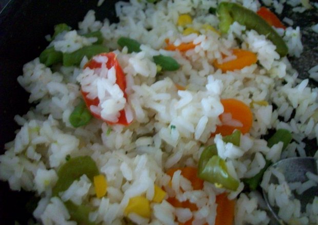 Fotografia przedstawiająca ryż z warzywami