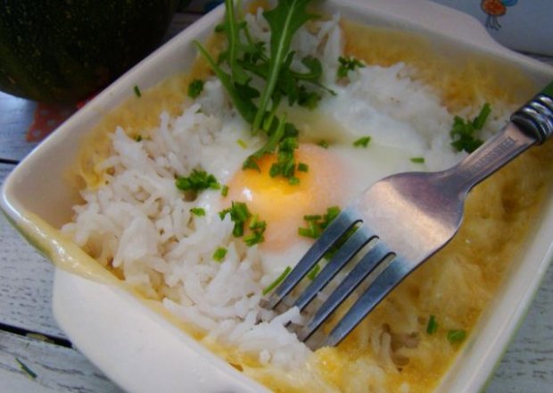 Fotografia przedstawiająca Ryż zapiekany z serem żółtym i jajkiem