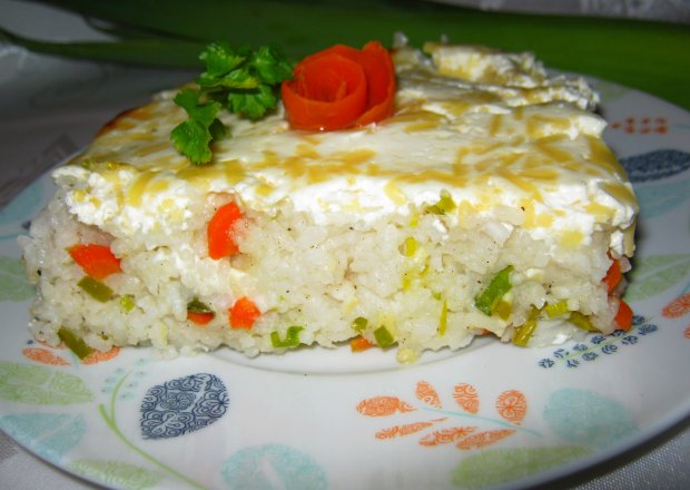 Fotografia przedstawiająca Ryż zapiekany z warzywami i niespodzianką