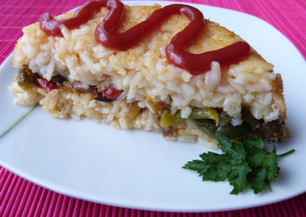 Fotografia przedstawiająca Ryż zapiekany z warzywami i żółtym serem