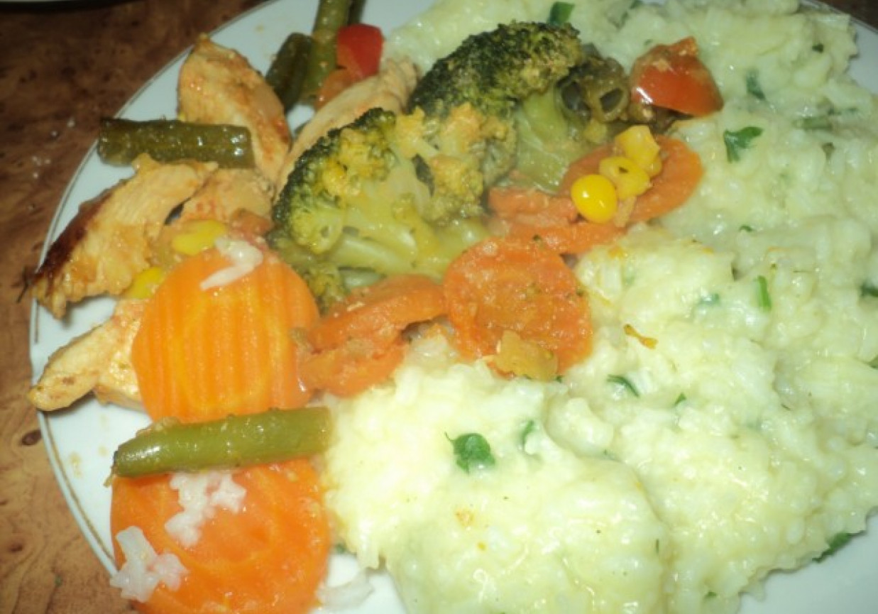 Ryż ze smażonymi warzywami i kurczakiem foto