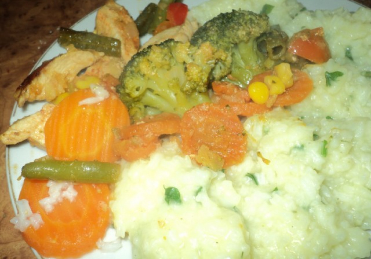 Ryż ze smażonymi warzywami i kurczakiem foto