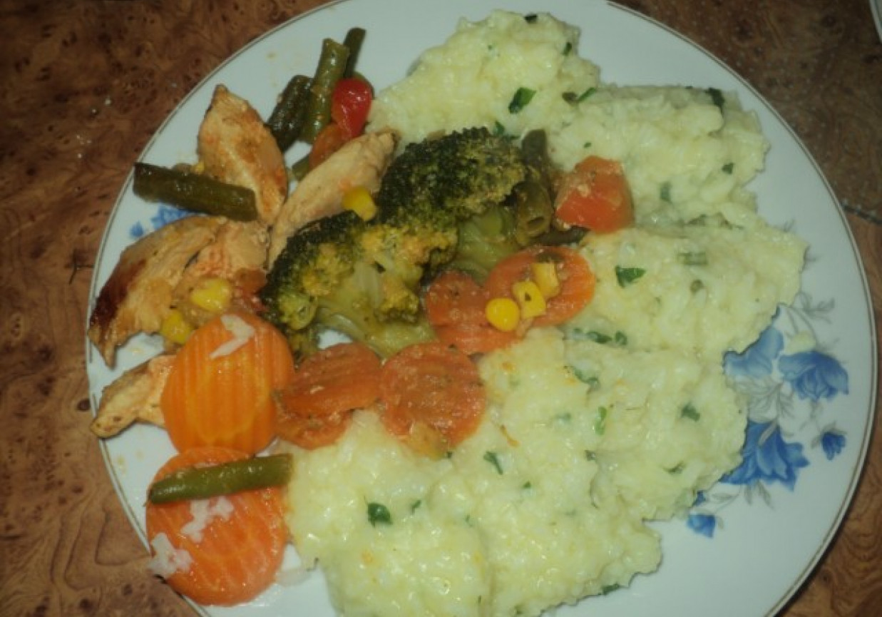 Ryż ze smażonymi warzywami i kurczakiem foto