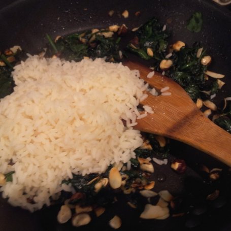 Krok 4 - ryż ze szpinakiem i prażonymi bakaliami foto