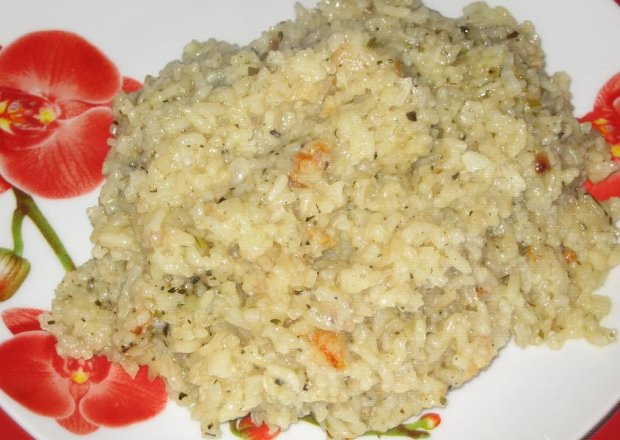 Fotografia przedstawiająca Ryż ziołowy z cebulą i czosnkiem