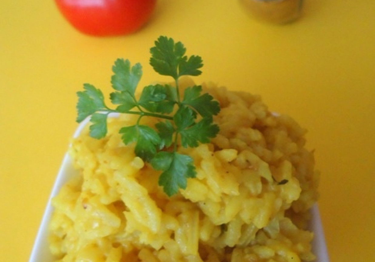 Ryż żółty z curry i kurkumą foto