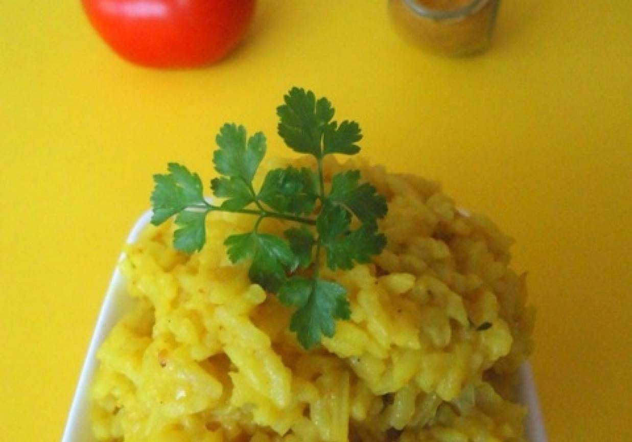 Ryż żółty z curry i kurkumą foto