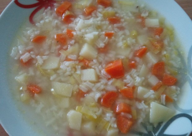 Fotografia przedstawiająca Ryżanka - lekka zupka