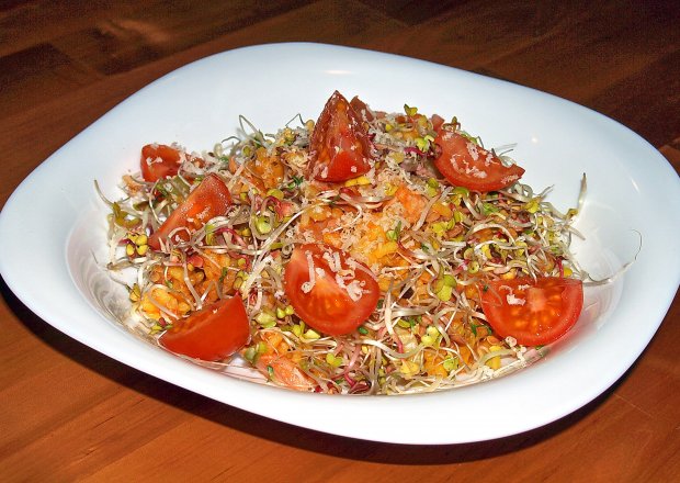 Fotografia przedstawiająca ryżowa potrawka pod kołderką z kiełków