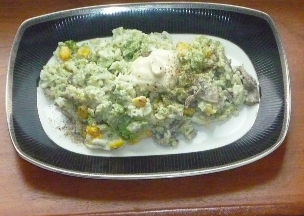 Fotografia przedstawiająca Ryżowa sałatka z brokułami i  pieczarkami