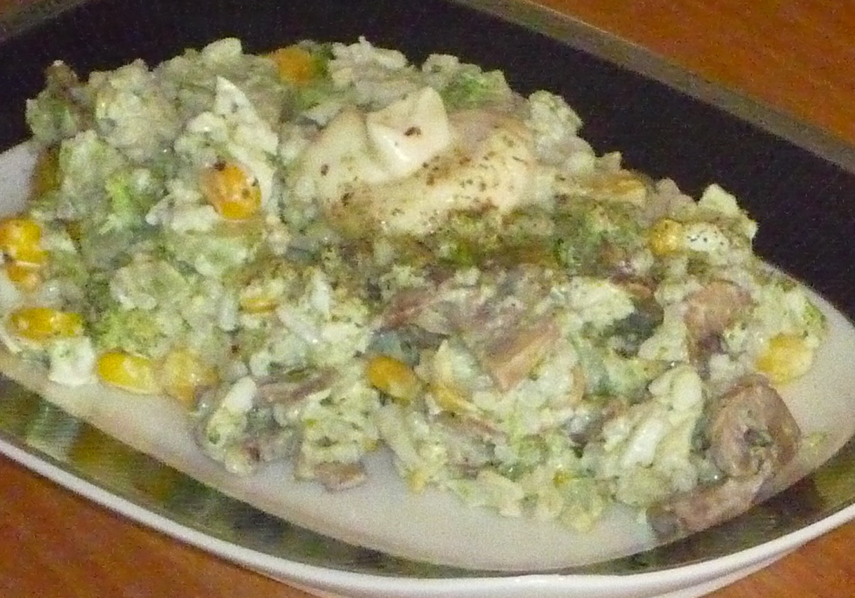 Ryżowa sałatka z brokułami i  pieczarkami foto