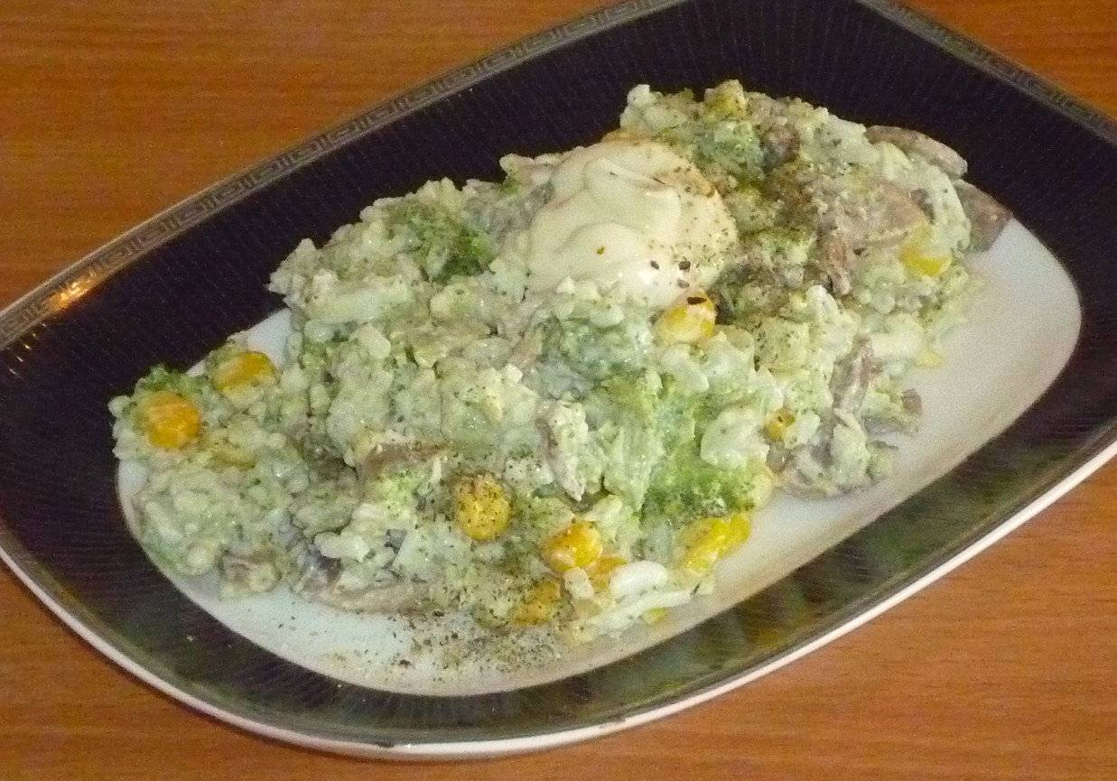 Ryżowa sałatka z brokułami i  pieczarkami foto